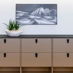 Lista Office LO Simply Services AG Sideboard mit Dekoration im Bürobereich als Stauraumlösung