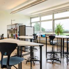 Lista Office LO Schulhaus Paradiesli Aarburg Lernraum mit flexibel angeordneten Tischen und Sitzhockern für unterschiedliche Unterrichtsformen