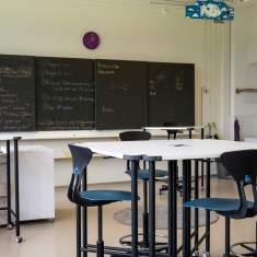 Lista Office LO Schulhaus Paradiesli Aarburg Klassenzimmer mit Tafel und Gruppentischen im Einsatz für Frontal- und Teamarbeit