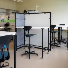 Lista Office LO Schulhaus Paradiesli Aarburg Unterrichtsbereich mit mobilen Stellwänden und Stehtischen für variable Lernsettings