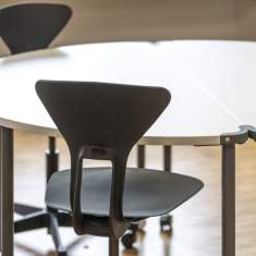 Lista Office LO Primarschule Degersheim runder Gruppentisch mit Schülerstühlen im Einsatz für gemeinsames Arbeiten
