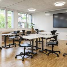 Lista Office LO Primarschule Degersheim Unterrichtsraum mit variabel angeordneten Tischen und Drehstühlen für unterschiedliche Lernformen