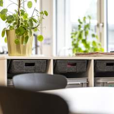 Lista Office LO Primarschule Degersheim Stauraumregal mit Materialboxen und Pflanzen als Organisationslösung im Klassenzimmer
