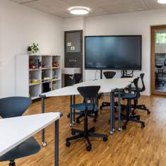 Lista Office LO Primarschule Degersheim Klassenzimmer mit Whiteboard und flexiblen Schülertischen für Unterricht im Plenum