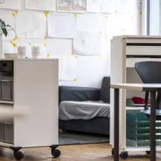 Lista Office LO Primarschule Degersheim Lernbereich mit Stauraummöbeln und Gruppentischen geeignet für Teamarbeit