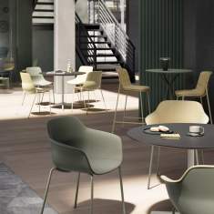 Brunner crona light touch Stuhl im Einsatz im Café- und Loungebereich mit runden Bistrotischen und Barhockern