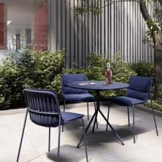 Brunner crona steel Tisch und Stühle im Einsatz im Außenbereich auf einer Terrasse mit Begrünung und Sitzgruppe