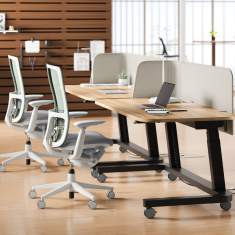 Haworth YourPlace Echo Schreibtische im offenen Büro als flexible Arbeitsplätze mit Sichtschutzpaneelen