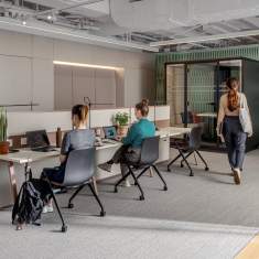 Haworth Bowi Tischsystem im offenen Arbeitsbereich als Arbeitsplatzlösung für Workshops und temporäre Arbeitssettings