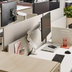 Haworth Belong Monitorarm am Arbeitsplatz mit Trennwand zur flexiblen Ausrichtung von Bildschirmen im Büro