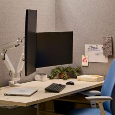 Haworth Belong Monitorarm am Schreibtisch im Arbeitsbereich zur ergonomischen Positionierung eines Monitors