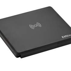 Einbausteckdose EVOline Square80 mit integrierter Qi-Ladefunktion für kabelloses Laden von Smartphones