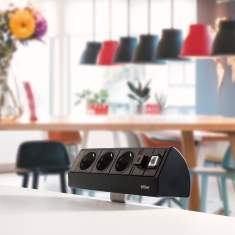 EVOline Dock Steckdosenmodul auf dem Tisch im Einsatz im Besprechungsraum mit integrierten Strom- und Datenanschlüssen