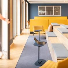 WINI WINEA ELEMENTS Modulmöbel im Aufenthaltsbereich genutzt als Worklounge mit Sitzstufen und Stehtischen