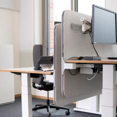 WINI WINEA SONIC Akustiktrennwand am Arbeitsplatz eingesetzt zur Abschirmung zwischen zwei Schreibtischen mit Monitorarbeitsplätzen