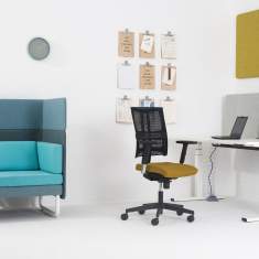Nowy Styl Net Motion Bürodrehstuhl im Arbeitsplatz-Setup mit höhenverstellbarem Schreibtisch und Akustikpaneelen in modernem Büro