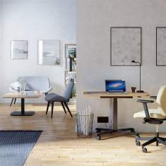 Nowy Styl Bjarg Bürostuhl im Homeoffice-Setup mit Schreibtisch und Lounge-Bereich im skandinavisch inspirierten Interieur