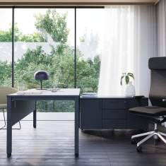 Nowy Styl E10 Schreibtisch im modernen Büro mit ergonomischem Drehstuhl und Tageslichtarbeitsplatz