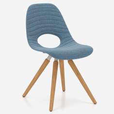 Nowy Styl Tauko Stuhl mit organischer Form und Holzbeinen in Blau