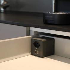 FURNIPOWER Möbelsteckdose von MAX HAURI in Küche mit USB-Ladefunktion integriert