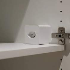 FURNIPOWER Möbelsteckdose von MAX HAURI im Schrank integriert
