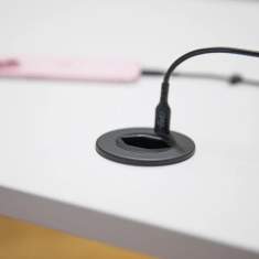 MAX HAURI SOLO Steckdose im Tisch integriert für flexible Strom- und USB-Nutzung