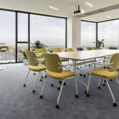 Nowy Styl 2ME Stühle im Konferenzraum mit großem Besprechungstisch