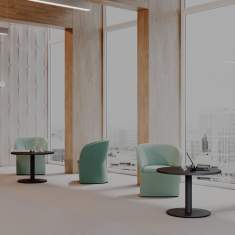 Nowy Styl Naudu Sessel im Lounge-Bereich mit Beistelltischen und Sitzgruppen