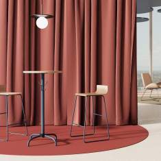 Nowy Styl Cafe Beistelltisch im Einsatz an Hochtisch in Loungebereich mit Barhockern