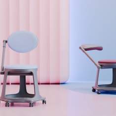 Lernstuhl Nowy Styl Bzoom mit Rollen und integrierter Schreibfläche für flexible Sitzpositionen