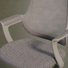 SOHOS by Nowy Styl Ovia Stuhl mit gepolstertem Sitz und Armlehnen im Detail