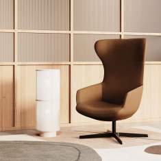 Kusch+Co Lupino Lounge Drehsessel Loungesessel in einer ruhigen Loungezone mit Holzverkleidung