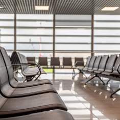 Kusch+Co V-Travel Sitzbank im Abflugbereich mit Sitzreihen vor Fensterfront