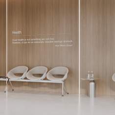 Kusch+Co Volpino Bank Sitzbank im Wartebereich mit Sitzreihe entlang einer Holzwand