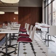 Kusch+Co san_siro Tisch im Einsatz im Gastronomiebereich mit Bestuhlung in Reihenanordnung