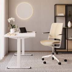SITAG by Nowy Styl SITAGWithME Drehstuhl am Arbeitsplatz im Homeoffice neben Schreibtisch und Regal