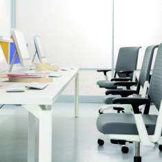 HAWORTH Comforto 59 Drehstühle an Arbeitsplätzen im Büro mit Bildschirmarbeitsplätzen
