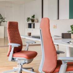 Haworth Fern ergonomischer Drehstuhl im offenen Büroarbeitsbereich