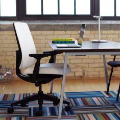 HAWORTH Lively Bürodrehstuhl am Arbeitsplatz mit Laptop und Schreibtisch im Büro