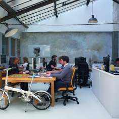 HAWORTH Lively Drehstühle im Einsatz im offenen Büro mit Teamarbeitsplätzen