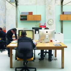 HAWORTH Lively Bürodrehstuhl im Großraumbüro an gemeinsamer Arbeitsfläche