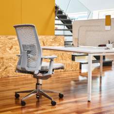 HAWORTH Very Bürostuhl am Arbeitsplatz im Büro mit Holzfußboden und Schreibtisch
