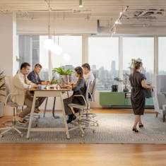HAWORTH Nia Stool im Einsatz an hohem Arbeitstisch in kollaborativer Bürozone mit Teamarbeit