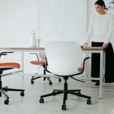 HAWORTH Maari Stühle im Einsatz am Arbeitstisch in flexibel genutztem Bürobereich
