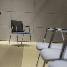 HAWORTH Lively Besucherstuhl im Einsatz im Schulungsraum mit Reihenbestuhlung