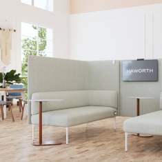 HAWORTH Cabana Lounge Loungesofa im Einsatz im offenen Bürobereich als halbgeschützter Besprechungsplatz