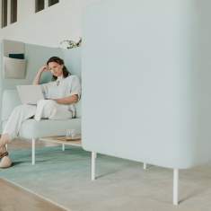HAWORTH Cabana Lounge Loungesofa im Einsatz als Rückzugsbereich für konzentriertes Arbeiten im Büro