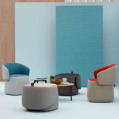 HAWORTH Openest Chick Loungesessel und Hocker in Sitzgruppe mit Beistelltisch in der Loungezone