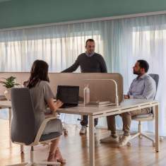 HAWORTH YourPlace Core Arbeitsplatzsystem mit Trennwand im Büro bei Teamarbeit am Schreibtisch