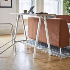 HAWORTH PopUp Tisch als kompakter Arbeitsplatz hinter Sofa im Loungebereich